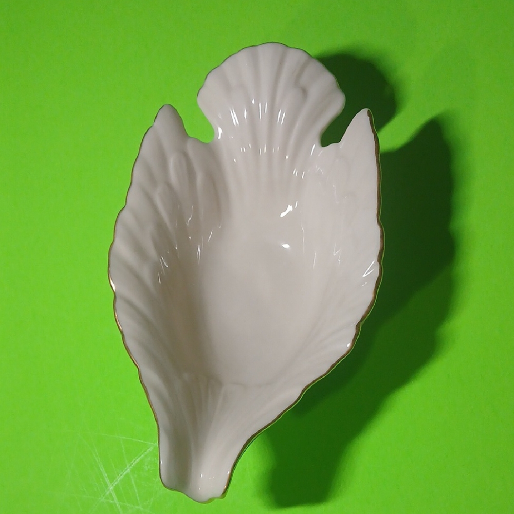 Elegant Cream Leaf-Shaped Dish
